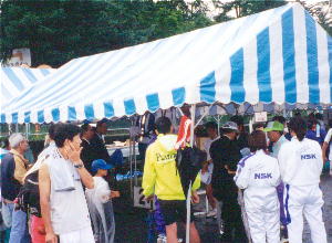 テントに隠れて表彰